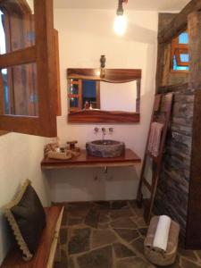 ein Bad mit einem Waschbecken und einem Spiegel in der Unterkunft La Toscanía Tapalpa Resort & Agroturismo in Tapalpa