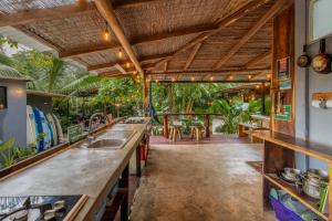 Akih Pods Hostel في شاطئ سانتا تيريزا: مطبخ مع حوض و كونتر توب