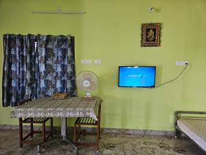 Μια τηλεόραση ή/και κέντρο ψυχαγωγίας στο SHI's Spacious 2BHK Home Stay at Thanjavur