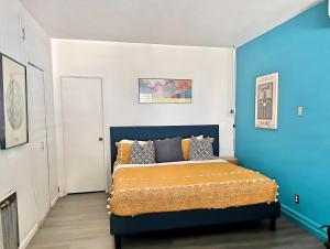 Gallery image of Pick from Curated Vintage Vinyl 3B-2B Lic 65597 in La Quinta