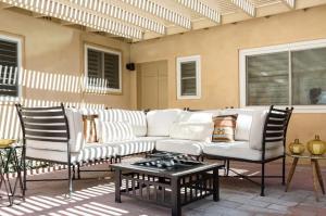 Gallery image of Pick from Curated Vintage Vinyl 3B-2B Lic 65597 in La Quinta