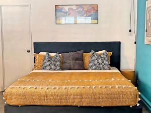 a bedroom with a large bed with many pillows at Pick from Curated Vintage Vinyl 3B-2B Lic 65597 in La Quinta