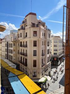 un bâtiment dans une ville où les gens se promènent dans l'établissement Callao Suites, à Madrid
