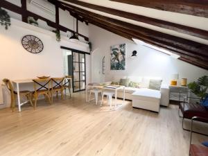 un salon avec un canapé et une table dans l'établissement Callao Suites, à Madrid