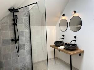 een badkamer met 2 wastafels en een douche bij Superbe Loft Atypique + Parking in Tourcoing