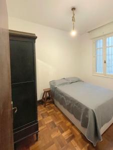 1 dormitorio con 1 cama y vestidor negro en Apartamento 4 quartos 500m Arpoador, en Río de Janeiro