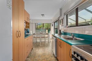 A kitchen or kitchenette at A Stones Throw - Coastlands Holiday Home