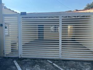 Una gran puerta de garaje de metal en un estacionamiento en Casa dos Devotos Aparecida 10 pessoas, en Aparecida