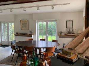 comedor con mesa de madera y sillas en An island of green in the center of Ostend within walking distance of the sea, en Ostende