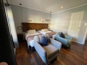1 dormitorio con 2 camas, sofá y 2 sillas en Casa Montes San Blas, en Cusco