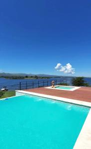 una piscina con vistas al agua en Departamento Country Puerto del Águila- Lago los Molinos in 