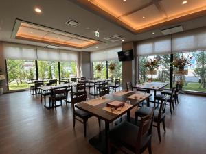 Reštaurácia alebo iné gastronomické zariadenie v ubytovaní Hotel Route Inn Ohi Takahama