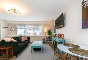 ein Wohnzimmer mit einem Sofa und einem Tisch in der Unterkunft Stylish 1 Bedroom Suite with Lake Access in Victoria