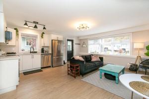 uma sala de estar com um sofá e uma cozinha em Stylish 1 Bedroom Suite with Lake Access em Victoria
