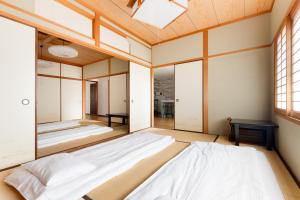 Een bed of bedden in een kamer bij Oimazato大今里民泊