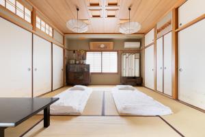 Een bed of bedden in een kamer bij Oimazato大今里民泊
