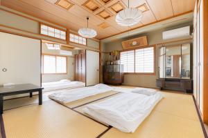 Een bed of bedden in een kamer bij Oimazato大今里民泊