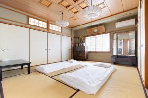 Een bed of bedden in een kamer bij Oimazato大今里民泊