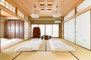 大阪市にあるOimazato大今里民泊の窓のある部屋にベッドが2つある