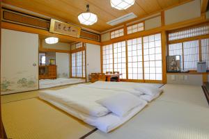 Een bed of bedden in een kamer bij Oimazato大今里民泊
