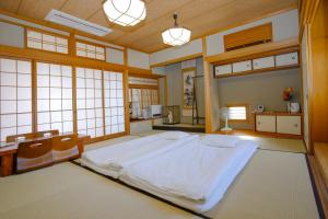 Een bed of bedden in een kamer bij Oimazato大今里民泊