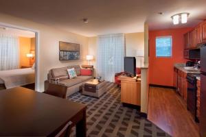 un soggiorno con un divano e una TV in una stanza di TownePlace Suites by Marriott Atlanta Alpharetta ad Alpharetta