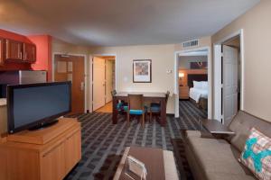 TV a/nebo společenská místnost v ubytování TownePlace Suites by Marriott Atlanta Alpharetta