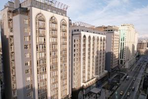 une vue aérienne sur un grand bâtiment d'une ville dans l'établissement Designed 2 rooms, à Douchanbé