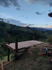 une plate-forme en bois assise au sommet d'une colline dans l'établissement Chalés Fenix, à Santo Antônio do Pinhal