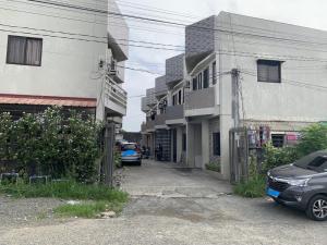 un vicolo tra due edifici con auto parcheggiate fuori di The Ideal Place in Cauayan city a Cauayan