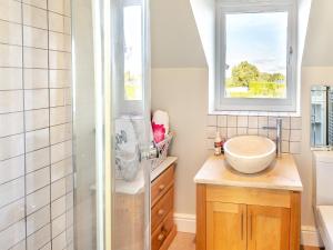 bagno con lavandino, specchio e doccia di Hallmark Annexe a Tenterden