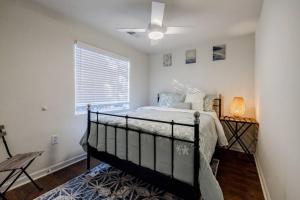 1 dormitorio con cama y ventana en 5min-Grant park with Fenced Yard, Parking and Pet Friendly en Atlanta