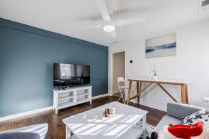 sala de estar con sofá y TV de pantalla plana en 5min-Grant park with Fenced Yard, Parking and Pet Friendly en Atlanta