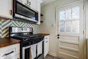 a kitchen with a stove and a microwave at 5min-Grant park with Fenced Yard, Parking and Pet Friendly in Atlanta