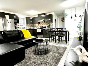 ein Wohnzimmer mit einem Sofa und einer Küche in der Unterkunft Luxurious & Stylish Two Bedroom Suite, Full Kitchen, Close to Vancouver in Delta