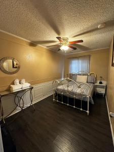 sypialnia z łóżkiem i wentylatorem sufitowym w obiekcie WILLIAMS AZ HOSTEL w mieście Williams