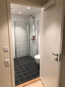 Ванна кімната в Fantastisk leilighet med grillområde og klatrevegg