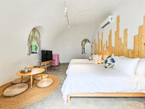 a bedroom with two beds and a table at 墾丁圓石灘 Kenting Pebble Beach in Fangshan