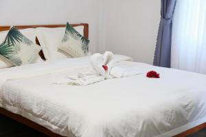 Postel nebo postele na pokoji v ubytování JE T'AIME VILLA - Khu nghỉ dưỡng nhà vườn nằm giữa thiên nhiên bao la hoa cỏ