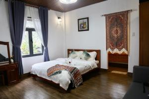Postel nebo postele na pokoji v ubytování JE T'AIME VILLA - Khu nghỉ dưỡng nhà vườn nằm giữa thiên nhiên bao la hoa cỏ