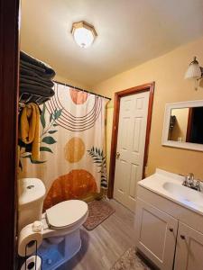 ein Bad mit einem WC und einem Waschbecken in der Unterkunft Peaceful Suburban Gateway in Jonesboro