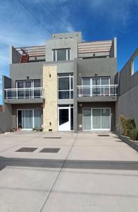 una gran casa gris con una gran entrada en Plus Playa Unión en Playa Unión