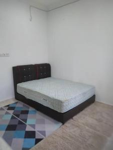 een bed op de vloer in een kamer bij Familia Homestay Tepi Sawah in Pasir Mas