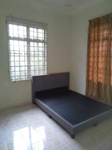 een bed in een kamer met een groot raam bij Familia Homestay Tepi Sawah in Pasir Mas