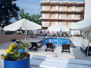 Bazén v ubytování Golden Beach Hotel nebo v jeho okolí