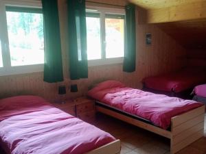 deux lits dans une chambre avec deux fenêtres dans l'établissement Grand Chalet 5 pièces, 15 pers., cheminée, parking privé - Le Monêtier-les-Bains - FR-1-762-42, au Monêtier-les-Bains