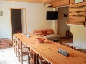 uma sala de estar com uma mesa de madeira e um sofá em Chalet Le Monêtier-les-Bains, 6 pièces, 8 personnes - FR-1-762-30 em Le Monêtier-les-Bains