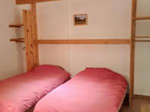Duas camas num quarto com almofadas vermelhas em Chalet Le Monêtier-les-Bains, 6 pièces, 8 personnes - FR-1-762-30 em Le Monêtier-les-Bains