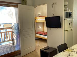 TV a/nebo společenská místnost v ubytování Charmant 3P 5 pers. à 300m des pistes avec balcon et parking, Chantemerle - FR-1-762-35