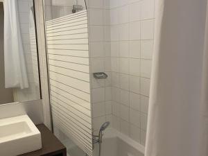 Koupelna v ubytování Charmant 3P 5 pers. à 300m des pistes avec balcon et parking, Chantemerle - FR-1-762-35 + 5 fotografií